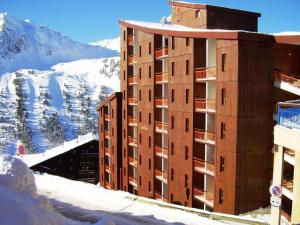 un edificio en la cima de una montaña cubierta de nieve en Résidence Fond Blanc - Studio pour 4 personnes à Arc 2000 proche des commerces et des pistes MAE-1788, en Arc 2000