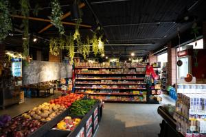 ein Lebensmittelgeschäft voller Obst und Gemüse in der Unterkunft Al Dora Residence Apartments in Hurghada