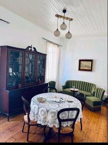 un soggiorno con tavolo e sedie di Maison Konstantinos a Nauplia