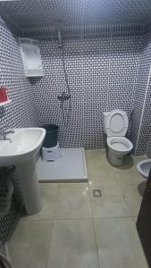 マルティルにあるAppartement à louer à martilの洗面台とトイレ付きのバスルーム