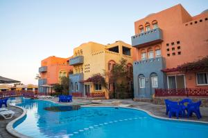 ein Resort mit einem Swimmingpool vor einigen Gebäuden in der Unterkunft Al Dora Residence Apartments in Hurghada + 31 Fotos