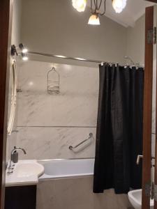 Ένα μπάνιο στο ARWEN Suites 1 +14 φωτογραφίες