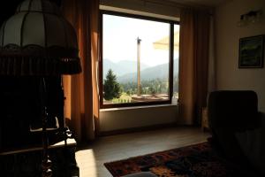una camera con una grande finestra con vista sulle montagne di Casa Fantanele a Piatra Fantanele