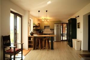 una cucina con un tavolo e sedie in una stanza di Casa Fantanele a Piatra Fantanele