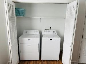 eine kleine Küche mit Waschmaschine und Trockner in der Unterkunft DukeHaven near Northlake, Uptown, Route to Airport in Charlotte