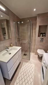 Ένα μπάνιο στο Comfortable apartment with free parking +5 φωτογραφίες