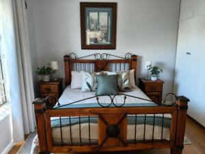 En eller flere senge i et værelse på Strand and Sea Cottage