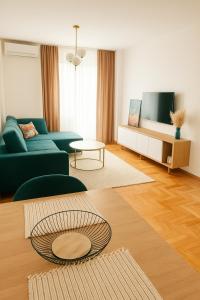 Μια τηλεόραση ή/και κέντρο ψυχαγωγίας στο Apartments Blue Nest Banja Luka