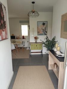 ポンテベドラにあるCasa Tía Rosaのキッチンとダイニングルームのあるリビングルーム