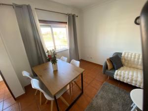 una sala de estar con una mesa y un sofá en Sweet home, en Entroncamento