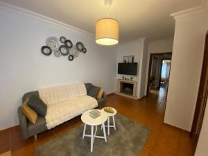 una sala de estar con un sofá y una mesa en Sweet home, en Entroncamento