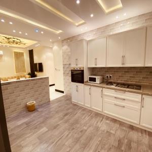 Η κουζίνα ή μικρή κουζίνα στο شقق فندقية جديدة متعددة الاحجام ديكور فخم مدخل ذكي