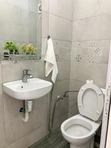 ein Badezimmer mit Toilette und Waschbecken in der Unterkunft Vacances sans effort au centre de la ville in Tangier