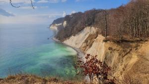 a cliff next to the ocean with green water at Ferienwohnung Stein in Sassnitz