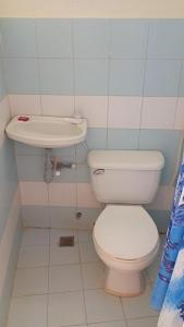 łazienka z toaletą i umywalką w obiekcie Beach House - Mar de Taganga w mieście Taganga
