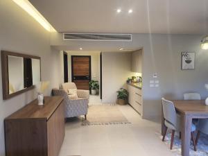 Χώρος καθιστικού στο شقة فندقية الشيخ زايد بحديقة خاصة ومدخل خاص داخل كمبوند