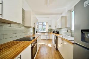 Kuchyň nebo kuchyňský kout v ubytování London 3 Bedroom House