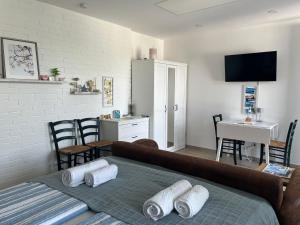 a bedroom with a bed and a kitchen with a table at Seeapartment Southbeach mit Terrasse und Seezugang in Sekirn