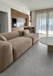 una sala de estar con un sofá y una mesa en Aura Vlore, en Vlorë
