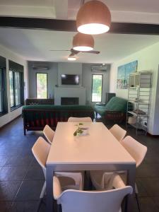 a living room with a table and chairs and a couch at Alma Quinta Maschwitz muy cerca de Temaiken in Maquinista Savio