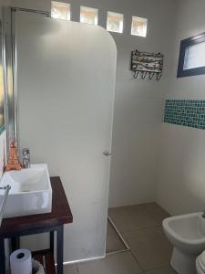 ein Badezimmer mit Dusche, Waschbecken und Toilette in der Unterkunft Increible casa Quinta en Ing Maschwitz in Maquinista Savio
