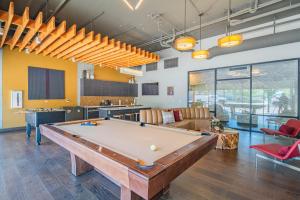 フェニックスにあるUnique 1BD - DT PHX - Parking, Gym, Pool - Sleeps 6の部屋の真ん中にあるビリヤード台