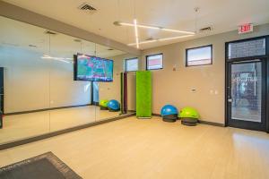フェニックスにあるUnique 1BD - DT PHX - Parking, Gym, Pool - Sleeps 6の部屋にボールとスクリーンがあるボウリング場