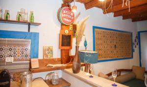 a room with a table with a sign on the wall at Loft Deluxe avec accès Piscine in Tozeur +17 photos