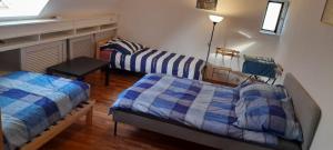 a living room with two beds and a table at 3-Zimmer Monteurwohnung in Göppingen
