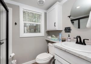 Un baño con lavabo, inodoro y espejo. en Tikabee Timbers - Minutes to Mentone & Desoto Falls, en Mentone 31 fotos más