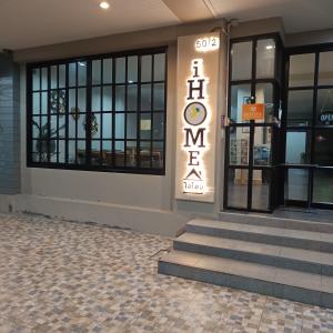 宋卡iHome Hostel Hatyai的侧面有标志的建筑物