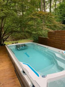 Piscina de la sau aproape de [RARE] Buckhead Mid-century Masterpiece!