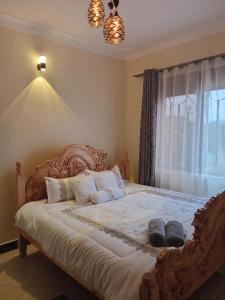 Una cama o camas en una habitación de Guest House Entebbe Road