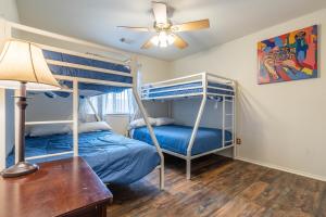 Ένα ή περισσότερα κρεβάτια σε δωμάτιο στο Spacious Bandera Family Fun House with King bed