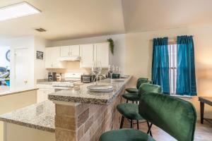 Η κουζίνα ή μικρή κουζίνα στο Spacious Bandera Family Fun House with King bed