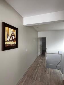 ein Wohnzimmer mit einem Wandgemälde in der Unterkunft Depto Salta al Mar 2 in Puerto Madryn