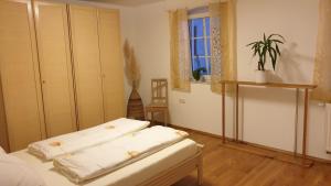 a bedroom with two beds and a window at Ferienwohnung am Dorf in Frontenhausen