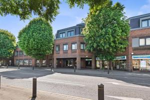 eine leere Straße vor einem Backsteingebäude in der Unterkunft Contemporary Designer 2 Bed Apartment, Free Parking, Gym, Yoga & Cinema Room in Bedford