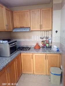 Dapur atau dapur kecil di Luxury apartment with air conditioning