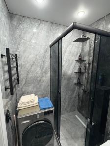 eine Dusche mit Waschmaschine im Bad in der Unterkunft ЖК Панорама Парк Костанай in Qostanai