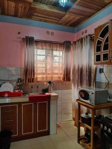 Η κουζίνα ή μικρή κουζίνα στο Balozi Homes Nyeri +43 φωτογραφίες