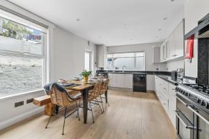 a kitchen with a table and chairs in a kitchen at Large 4 Bed Town House Ideal for Contractors & Family Friendly in Great Central Location in Plymouth
