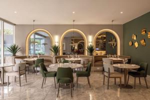 a restaurant with tables and chairs in a room at Luxury Apartment Leparc Residences in Quito