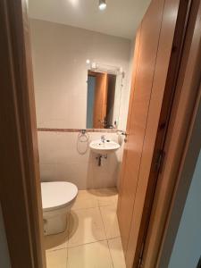 a bathroom with a toilet and a sink at Appartement Spacieux et cosy in Chouiter