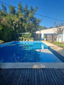 a swimming pool in the backyard of a house at Quinta Benavidez in Benavídez