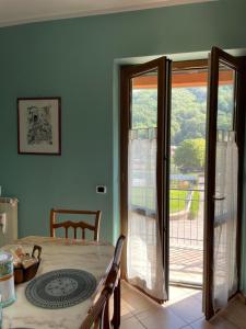 a dining room with a table and a sliding glass door at La Feijoa in Segni