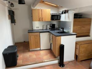 a small kitchen with a sink and a microwave at Chambre calme, climatisé, appartement N2 in Avignon