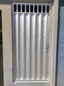 een metalen rooster op een deur in een gebouw bij Apartamento Nami in Cacoal +4 foto's