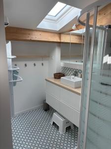 een badkamer met een wastafel en een spiegel bij Casalleia in Bergonne