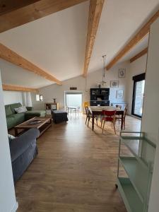 een woonkamer met een bank en een tafel bij Casalleia in Bergonne